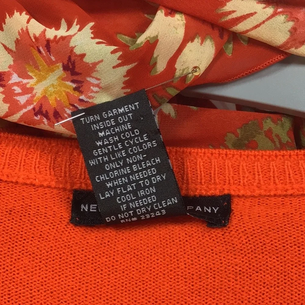 🍊NEW YORK & CO Dark Orange Floral Knit Corsage Jeweled Buttons - Picture 3 of 7